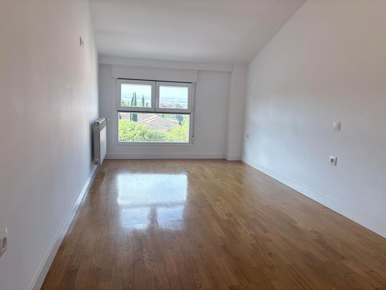 Dúplex en alquiler en el centro de Guadalajara con terraza, 3 dormitorios y plaza de garaje.