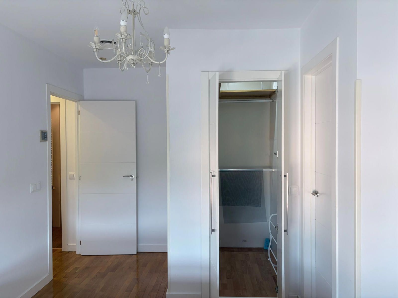 Dúplex en alquiler en el centro de Guadalajara con terraza, 3 dormitorios y plaza de garaje.