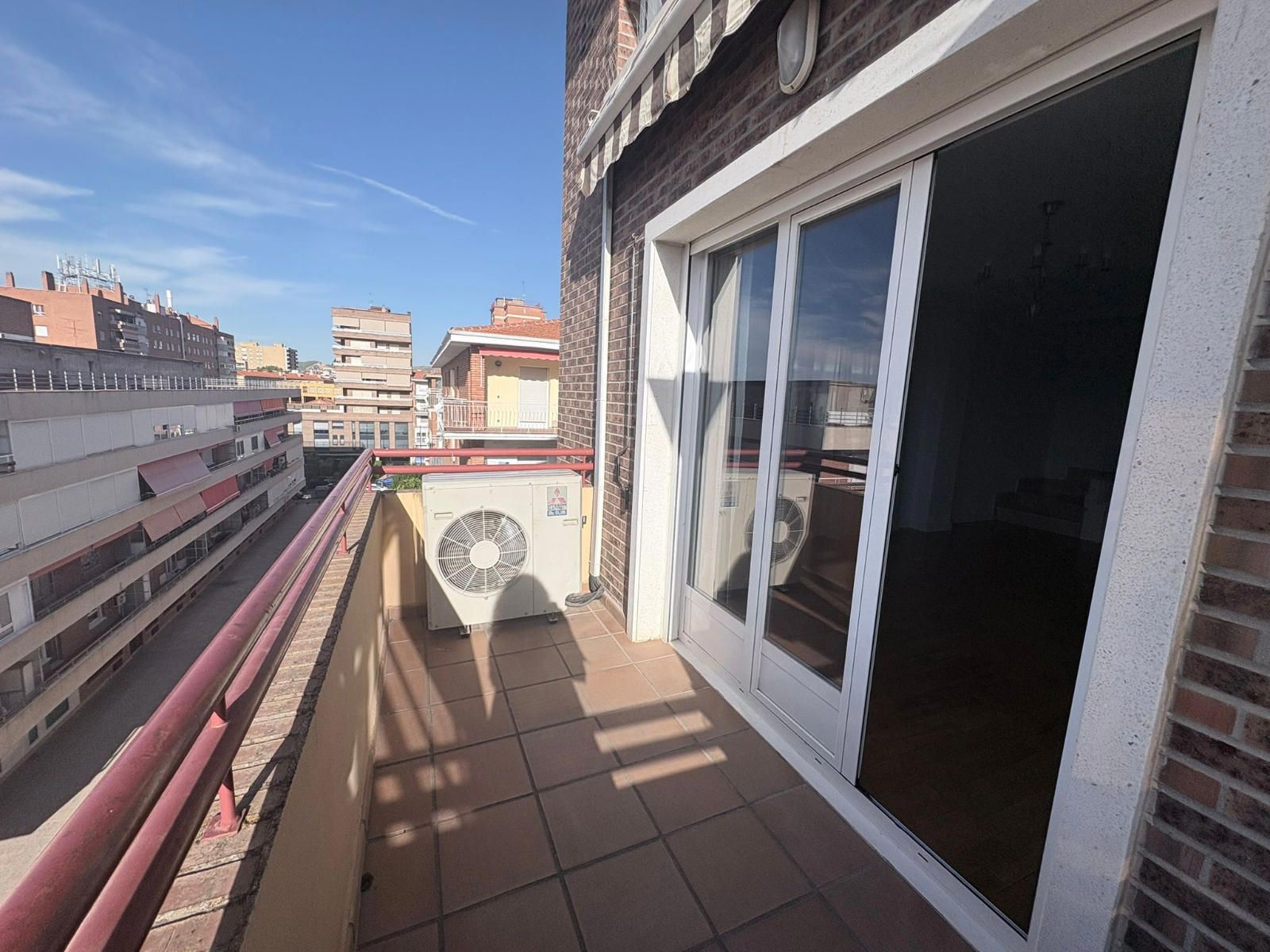 Dúplex en alquiler en el centro de Guadalajara con terraza, 3 dormitorios y plaza de garaje.