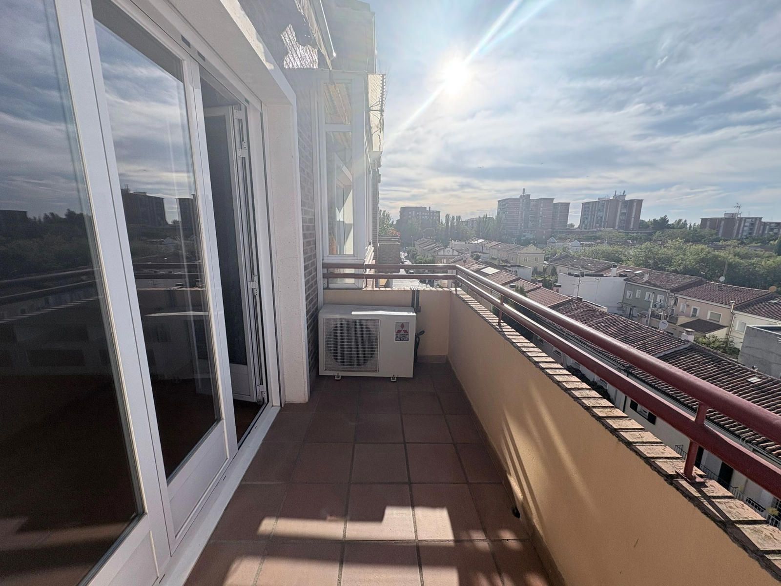 Dúplex en alquiler en el centro de Guadalajara con terraza, 3 dormitorios y plaza de garaje.