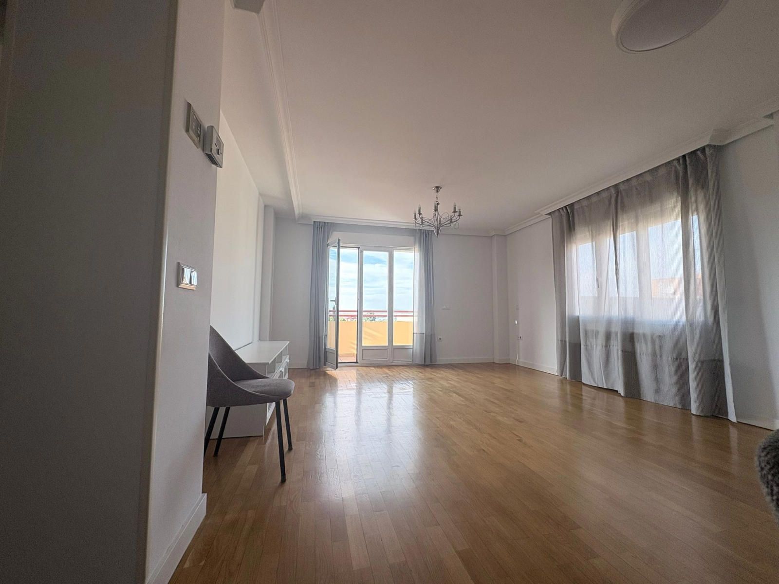 Dúplex en alquiler en el centro de Guadalajara con terraza, 3 dormitorios y plaza de garaje.