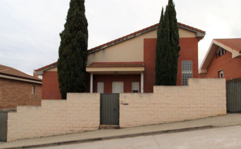 Chalet Independiente en venta Cabanillas del Campo, Guadalajara. Ref: 500116. Bravo & López Inmobiliaria