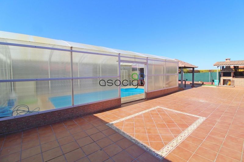 Chalet Independiente en venta Chiloeches, Guadalajara. Ref: 500655. Bravo & López Inmobiliaria