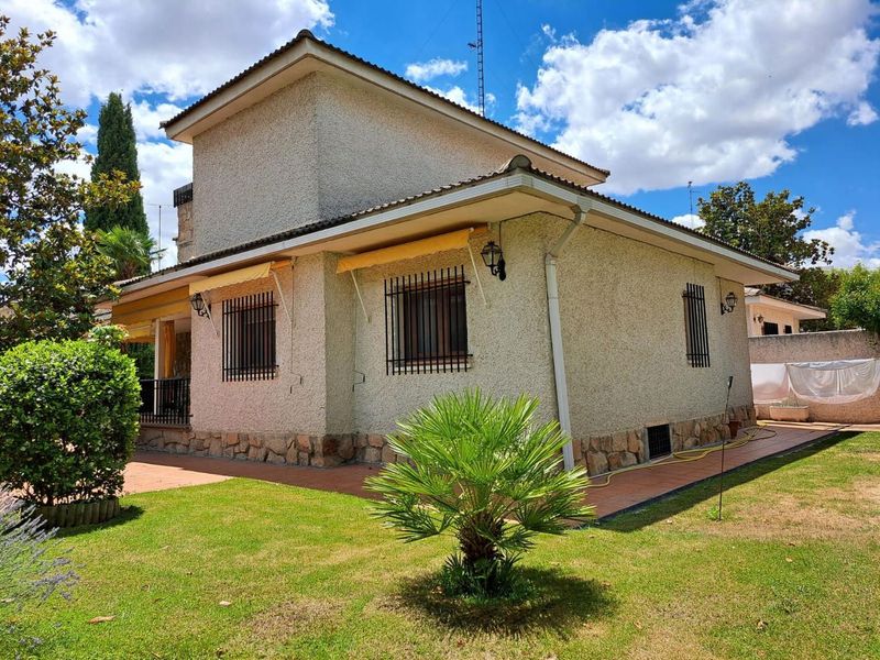 Chalet Independiente en venta Guadalajara. Ref: 60237. Bravo & López Inmobiliaria
