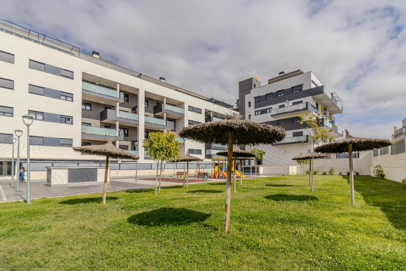 Piso en las Cañas de dos dormitorios y amplia terraza - Foto 1