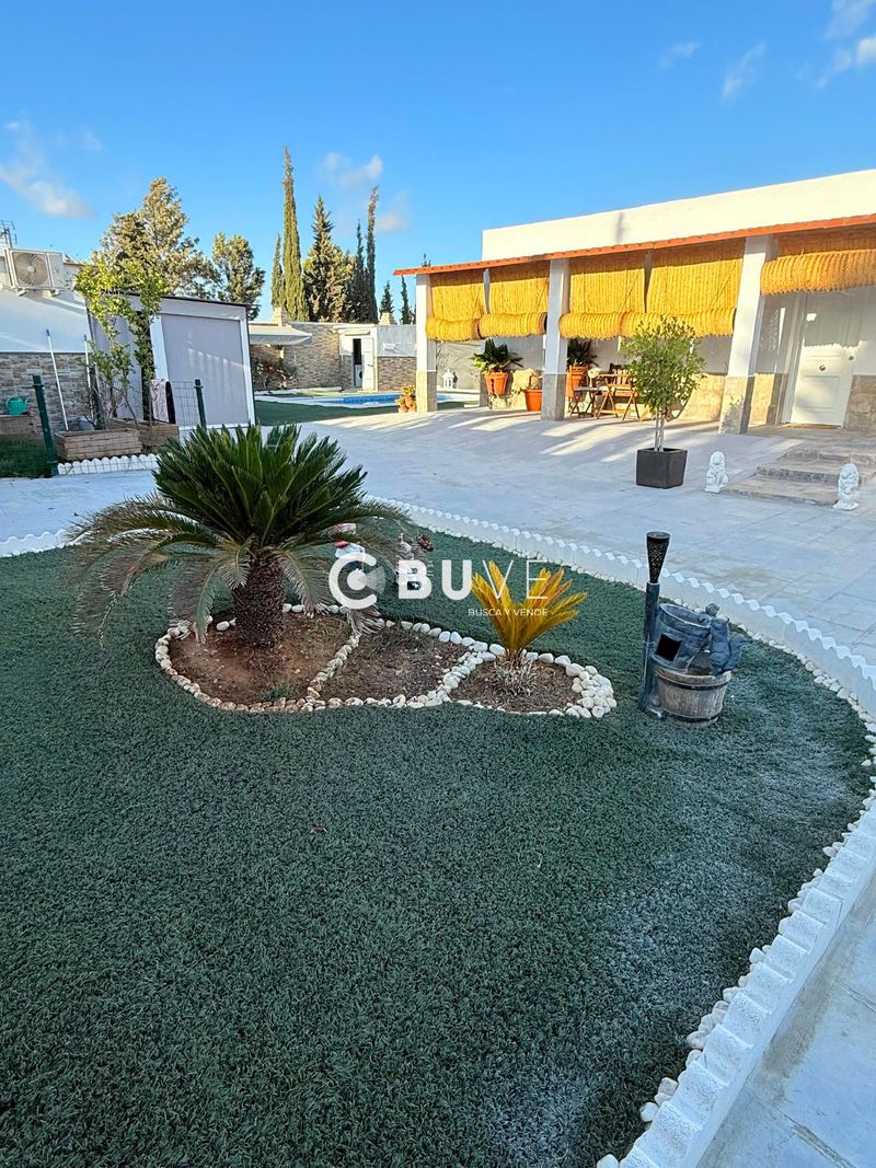 Chalet Independiente en venta Utrera, Sevilla. Ref: 44563. BUVE.APP