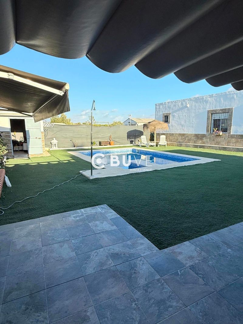 Chalet Independiente en venta Utrera, Sevilla. Ref: 44563. BUVE.APP