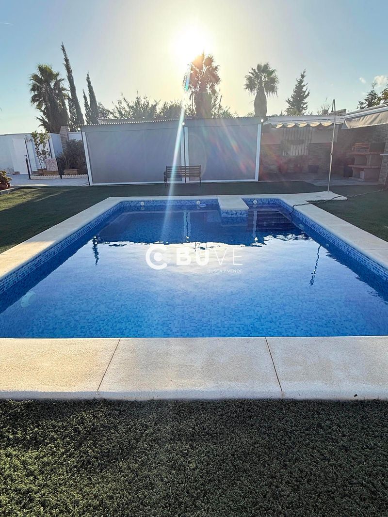 Chalet Independiente en venta Utrera, Sevilla. Ref: 44563. BUVE.APP