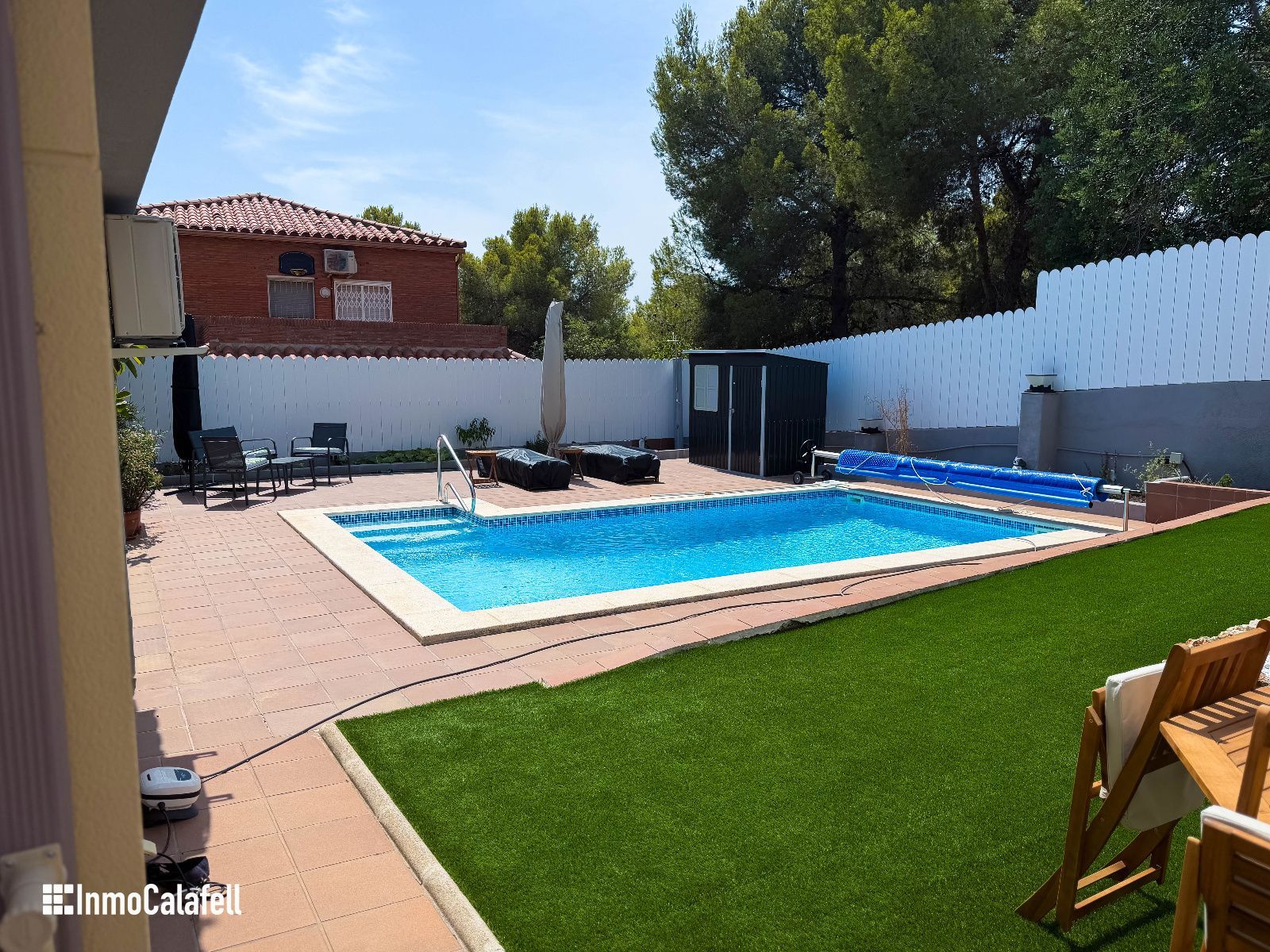 Schwimmbecken - 6-Zimmer-Villa mit Pool und Solarpaneelen
