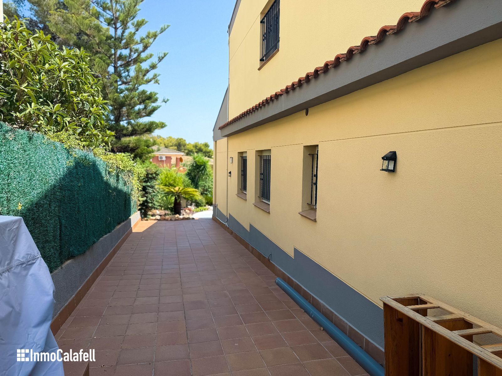 Fassade - 6-Zimmer-Villa mit Pool und Solarpaneelen