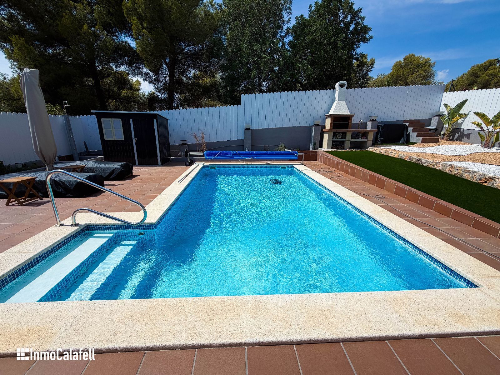 Schwimmbecken - 6-Zimmer-Villa mit Pool und Solarpaneelen