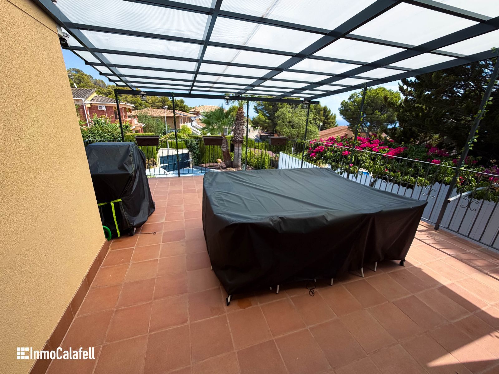 Terrasse - 6-Zimmer-Villa mit Pool und Solarpaneelen