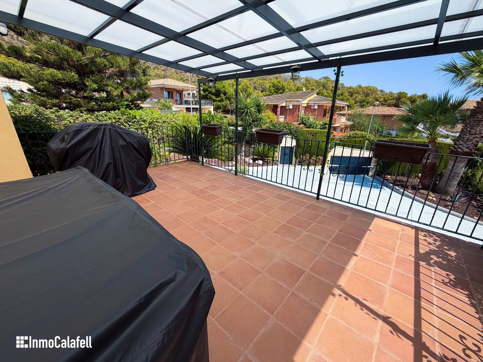 Terrasse - 6-Zimmer-Villa mit Pool und Solarpaneelen