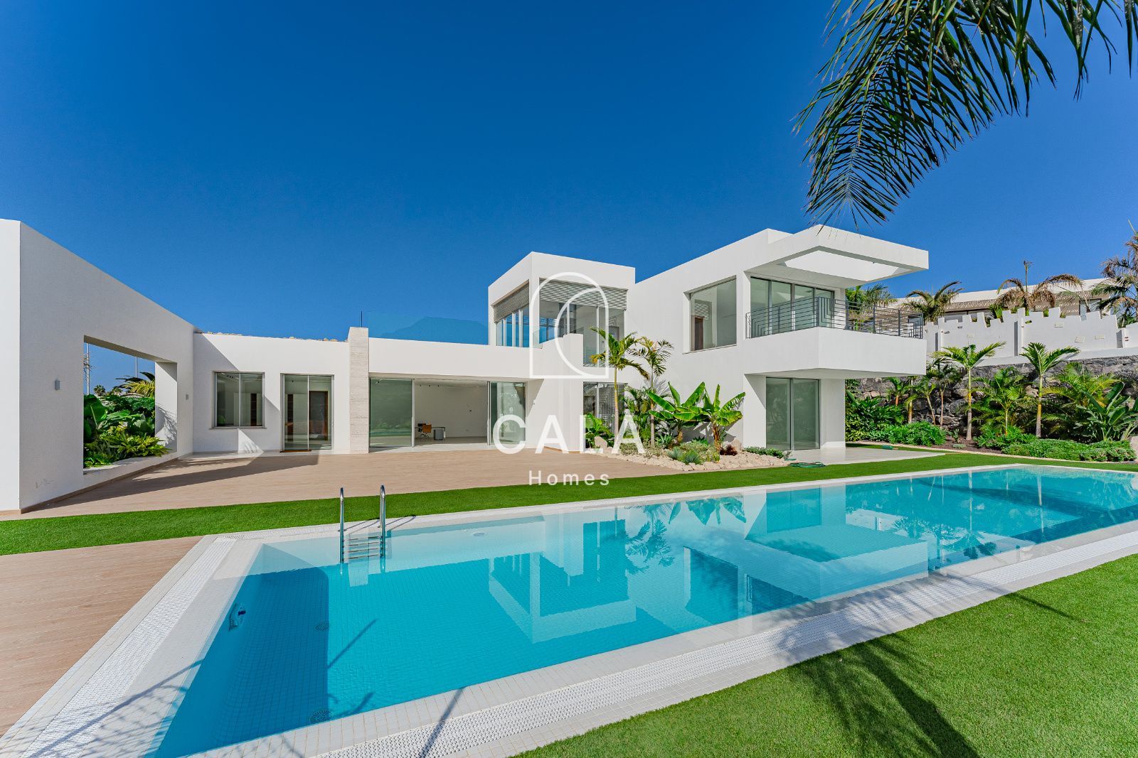 Exclusive 5 bedroom villa in La Caleta