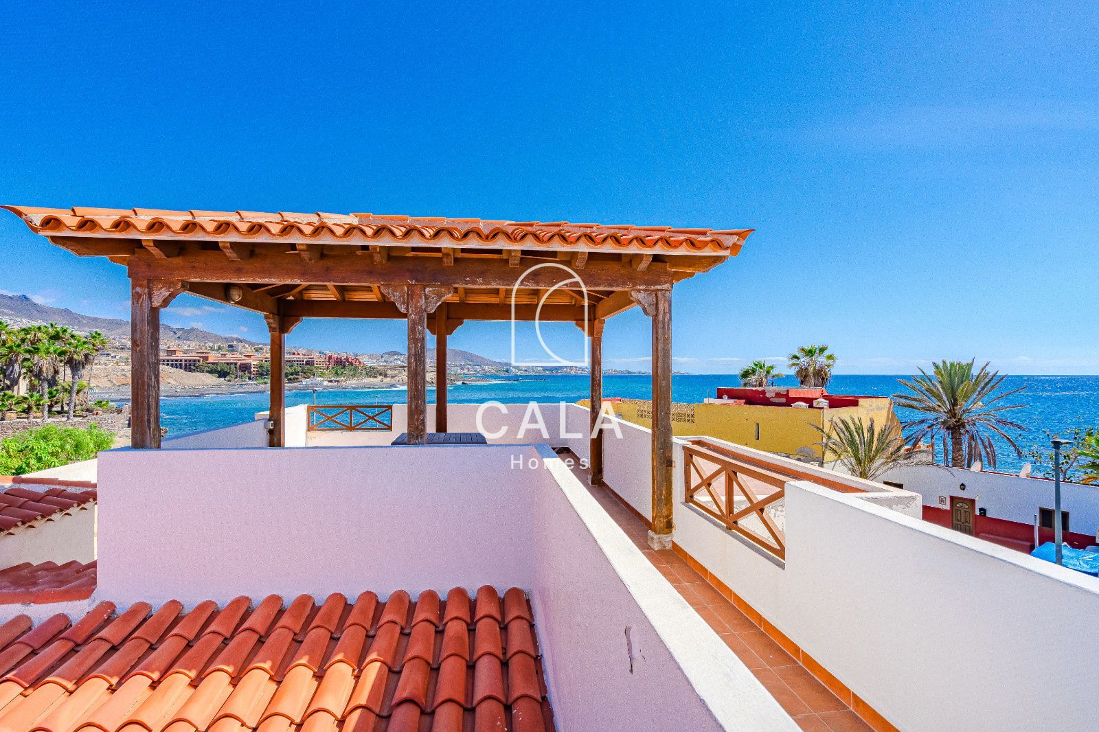 Villa Exclusiva en Primera Línea de Mar - La Caleta