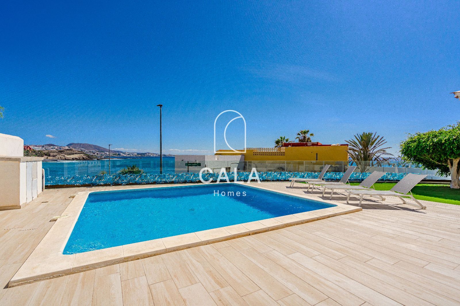 Villa Exclusiva en Primera Línea de Mar - La Caleta