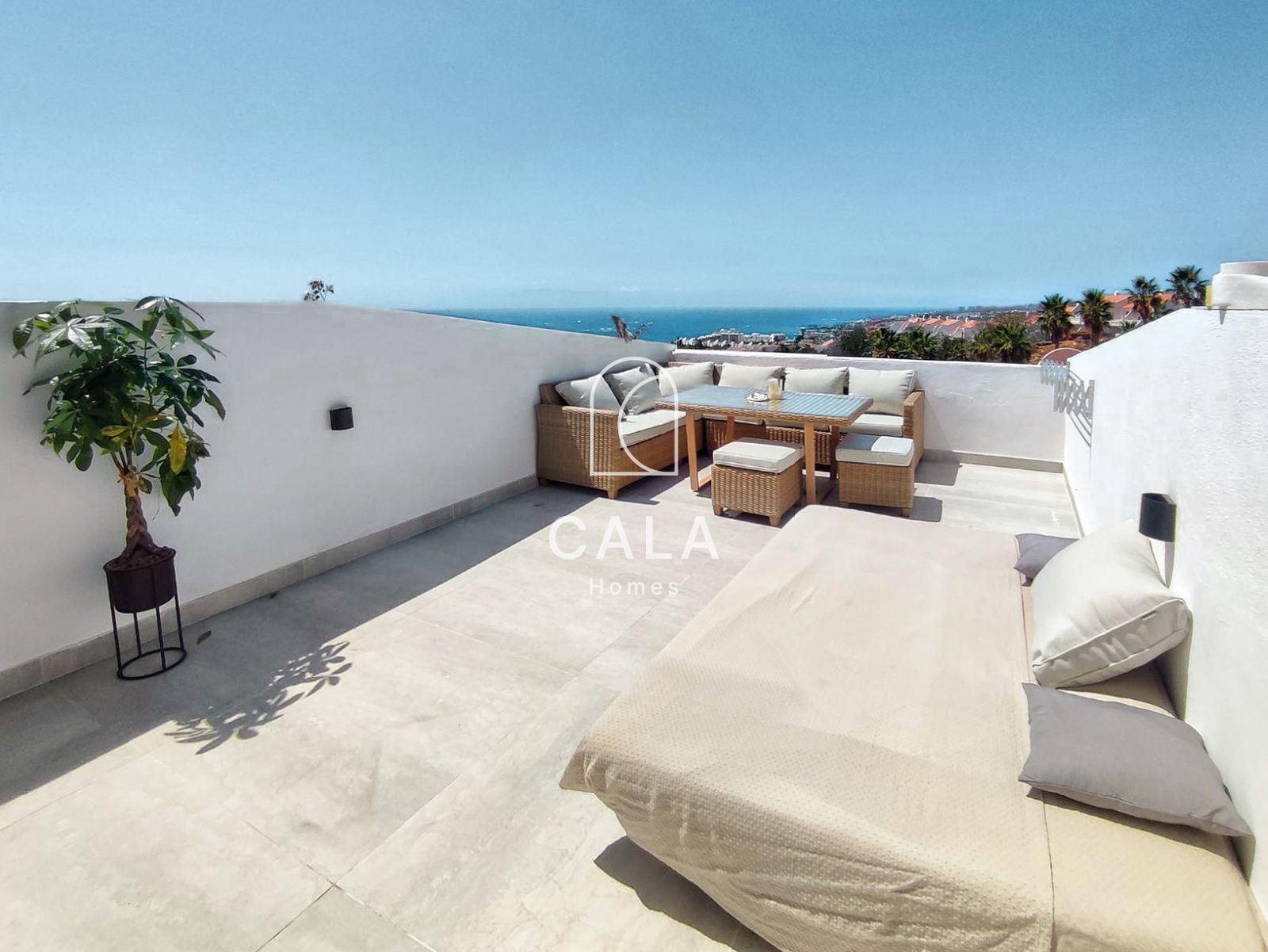 Apartment with a spacious terrace and panoramic views in San Eugenio Alto.
