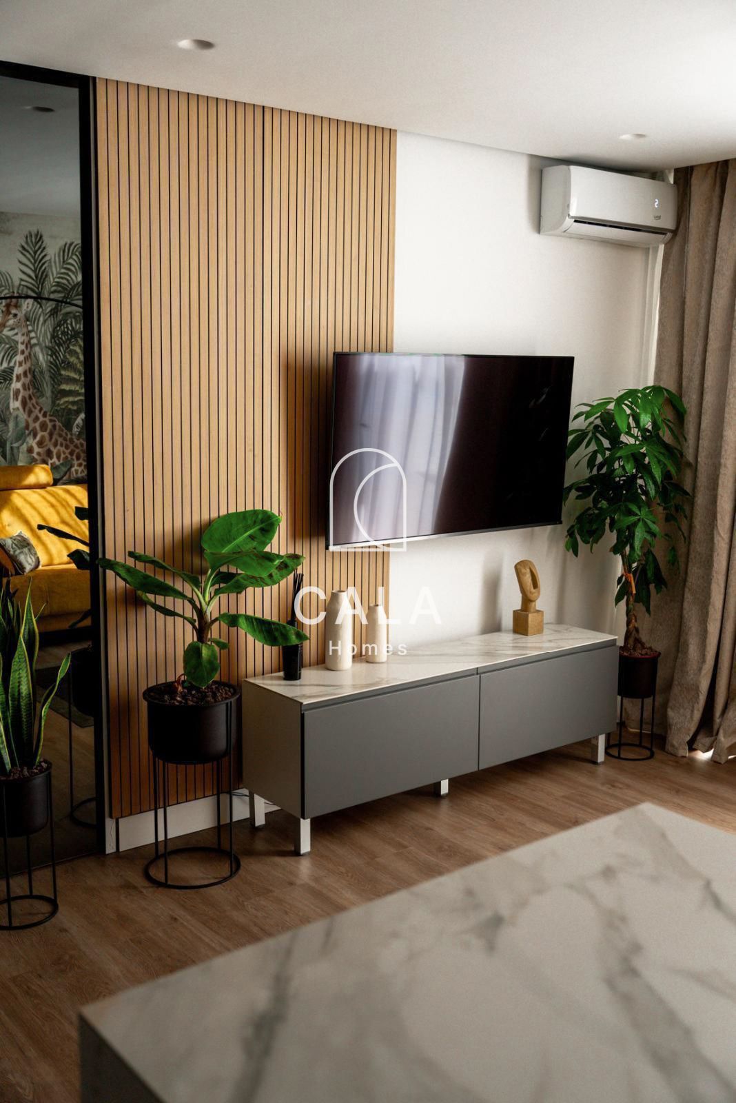 Apartment with a spacious terrace and panoramic views in San Eugenio Alto.