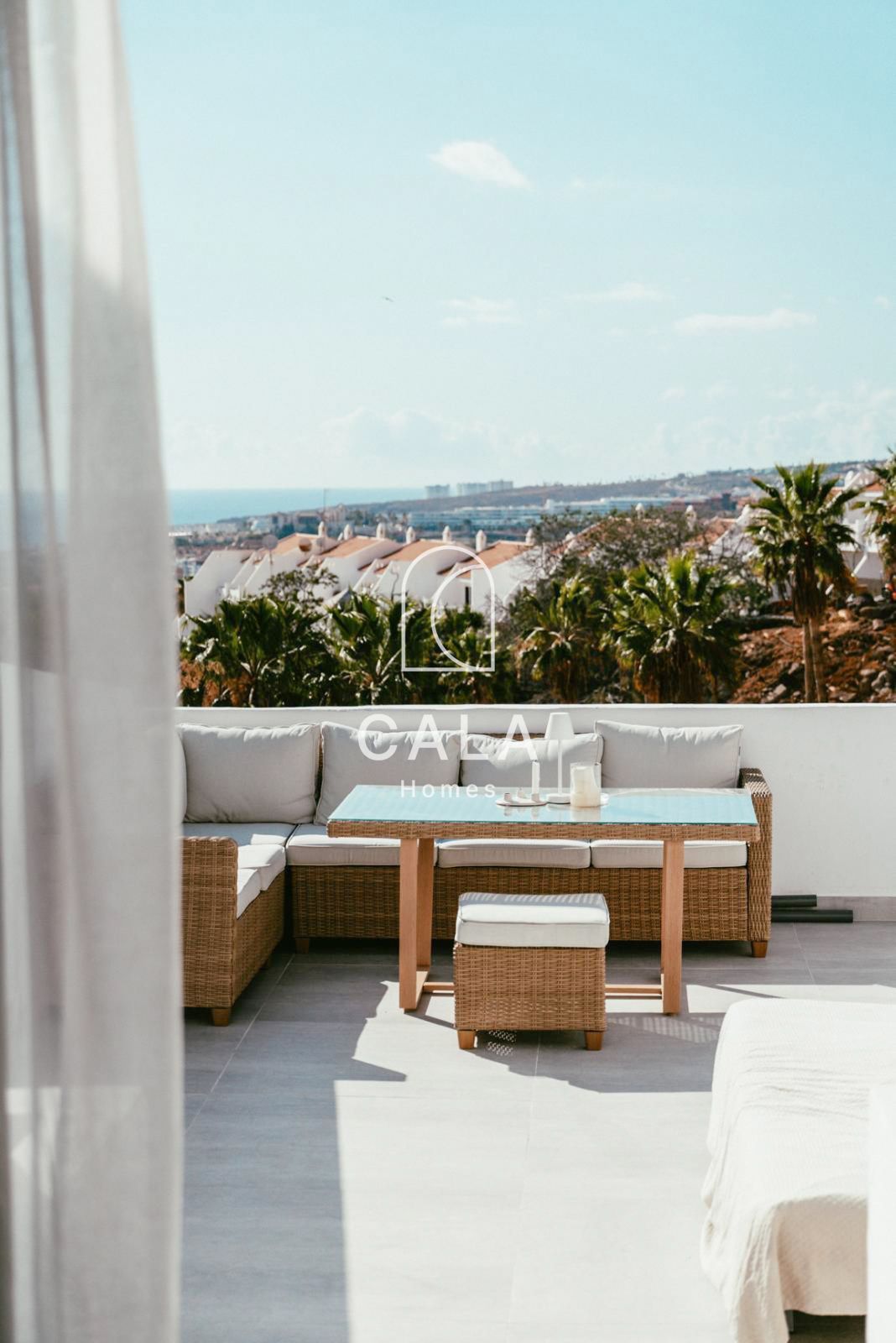Apartment with a spacious terrace and panoramic views in San Eugenio Alto.