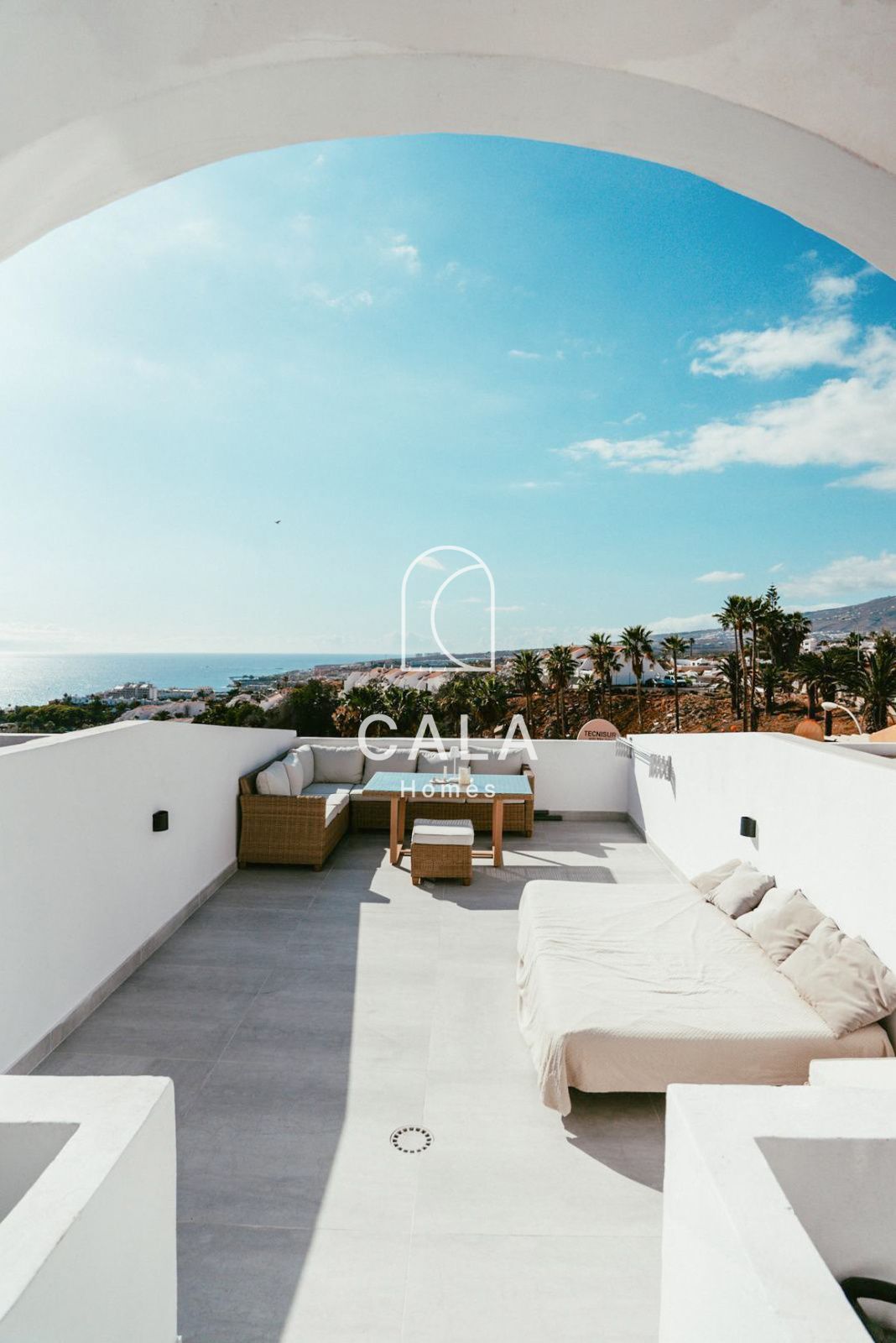 Apartment with a spacious terrace and panoramic views in San Eugenio Alto.