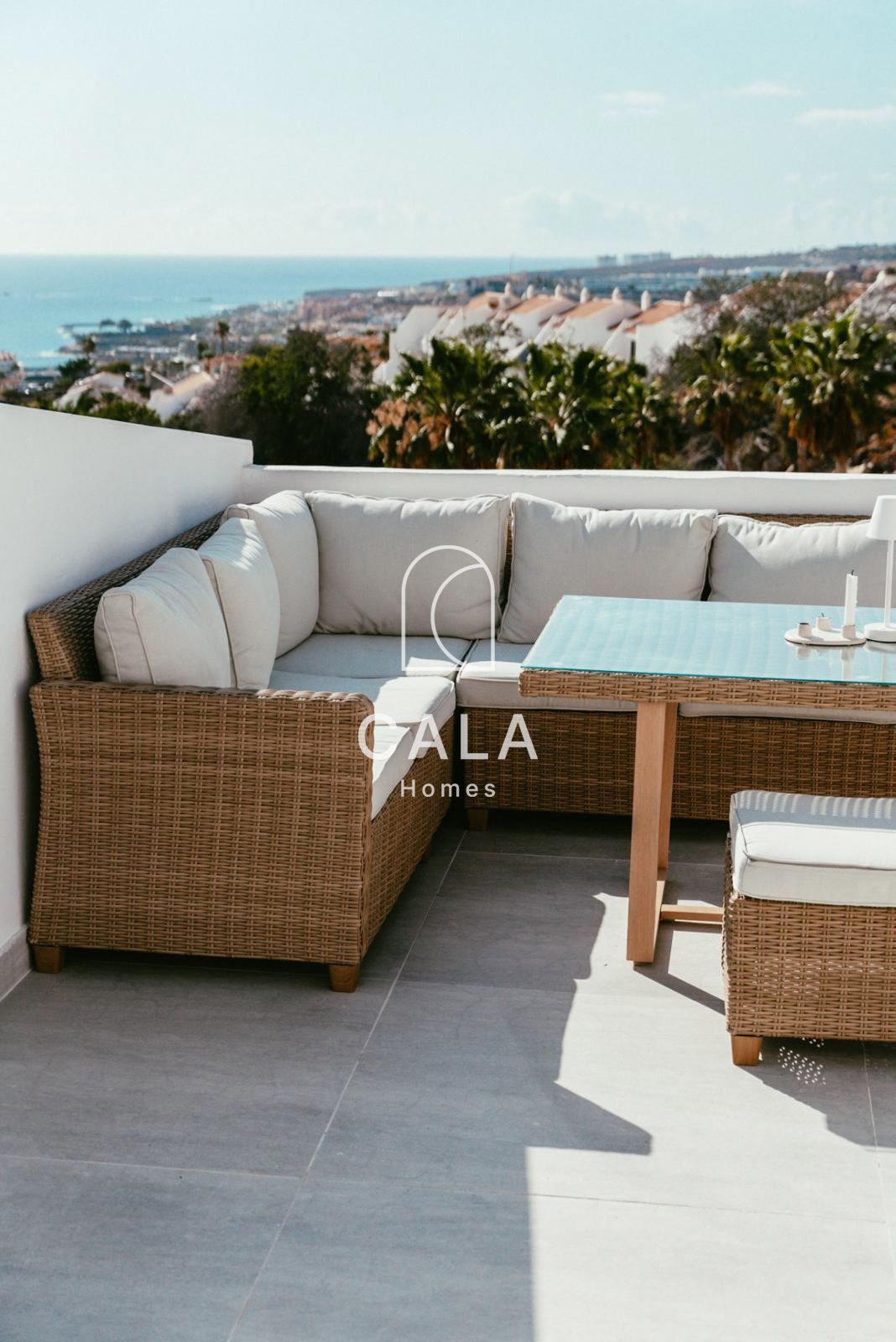 Apartment with a spacious terrace and panoramic views in San Eugenio Alto.