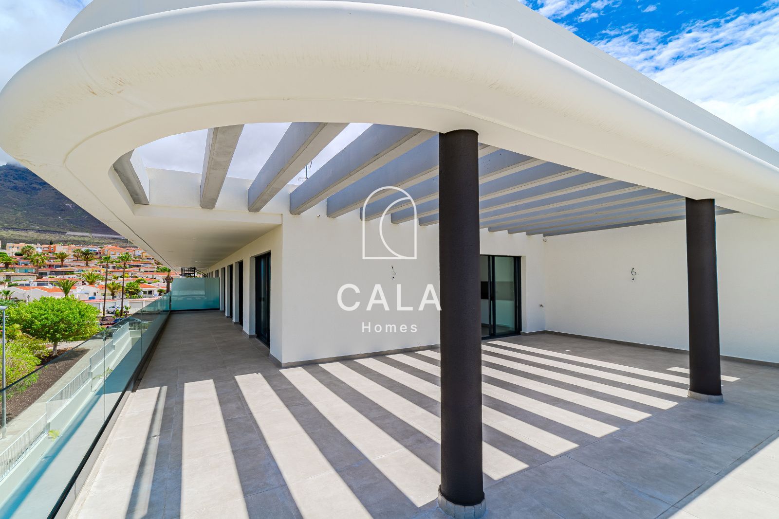 Exclusive penthouse with a large terrace and ocean view in Atlantic Homes, Costa Adeje.