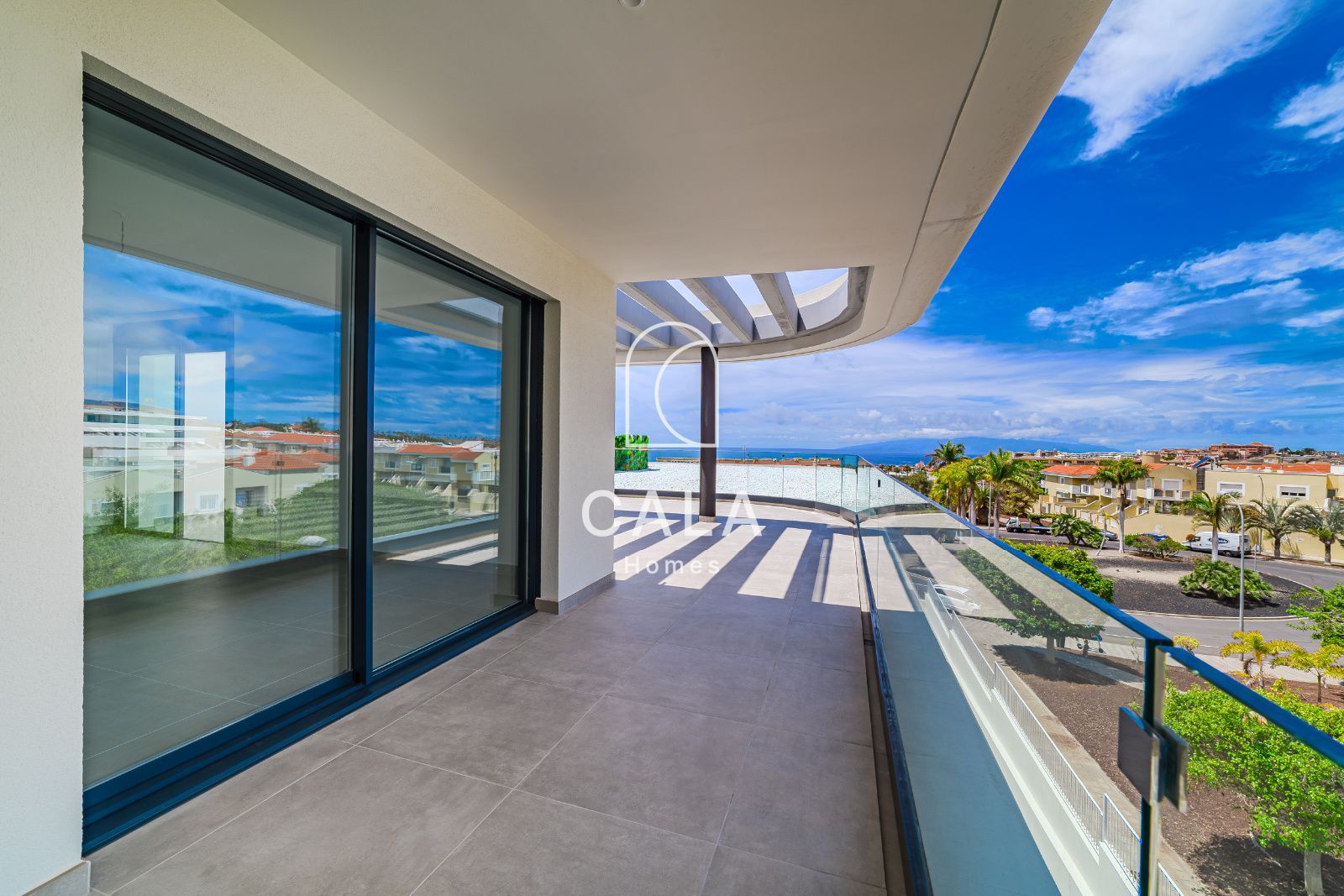 Exclusive penthouse with a large terrace and ocean view in Atlantic Homes, Costa Adeje.