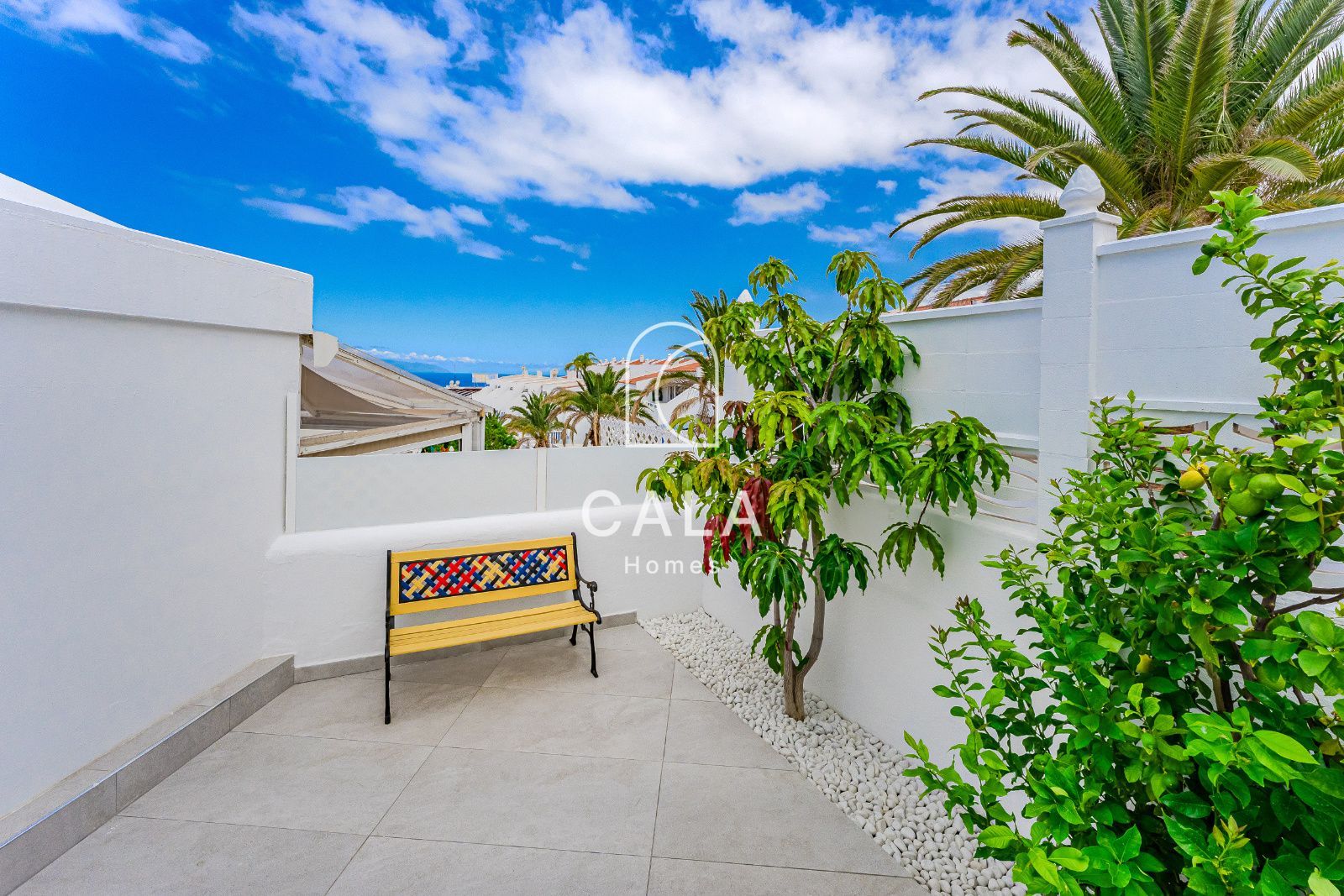 Bungalow reformado con vistas al mar, amplia terraza y piscina en San Eugenio Alto