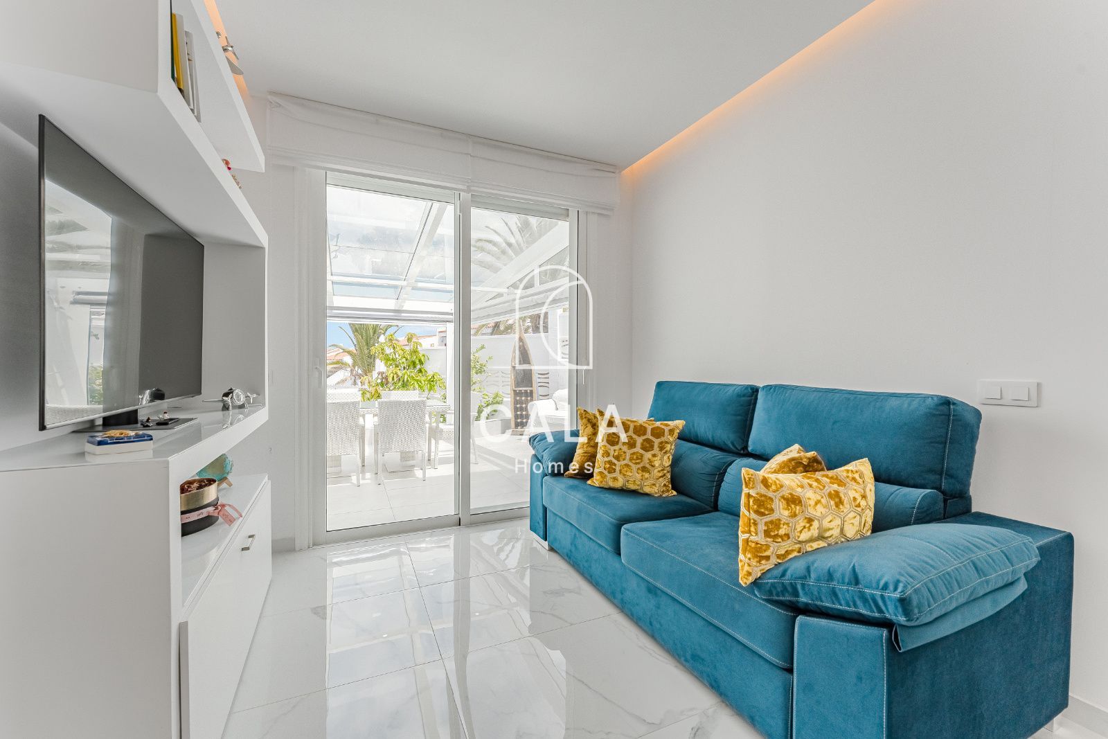 Bungalow reformado con vistas al mar, amplia terraza y piscina en San Eugenio Alto