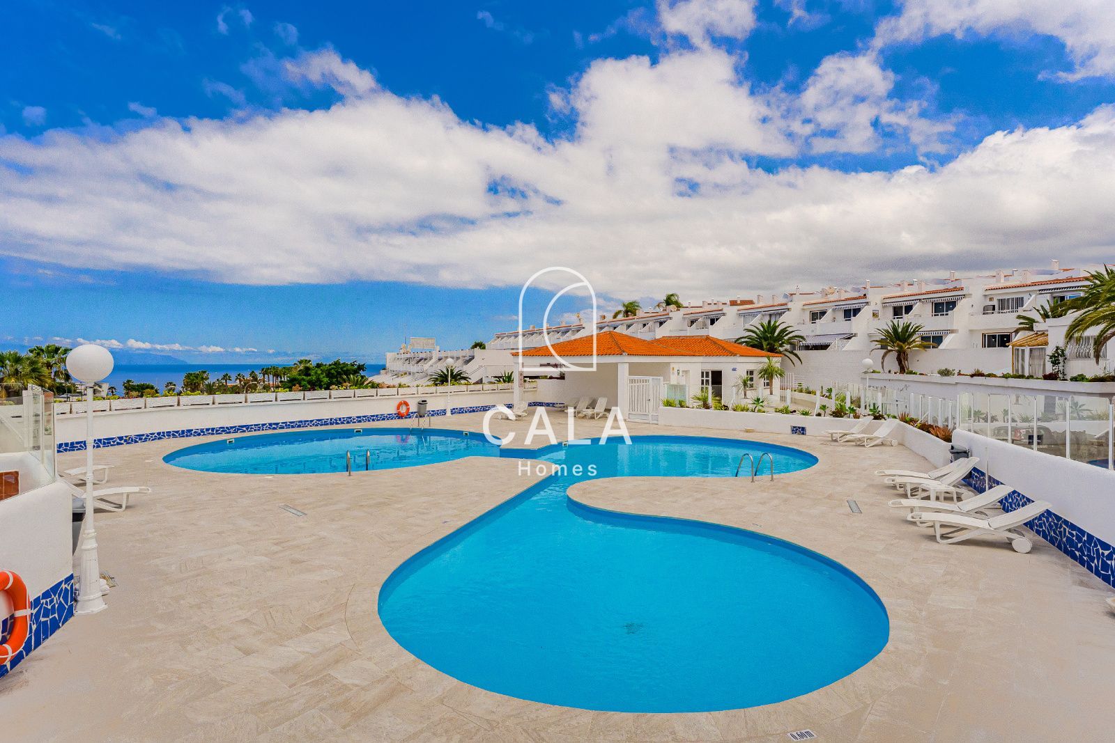 Bungalow reformado con vistas al mar, amplia terraza y piscina en San Eugenio Alto