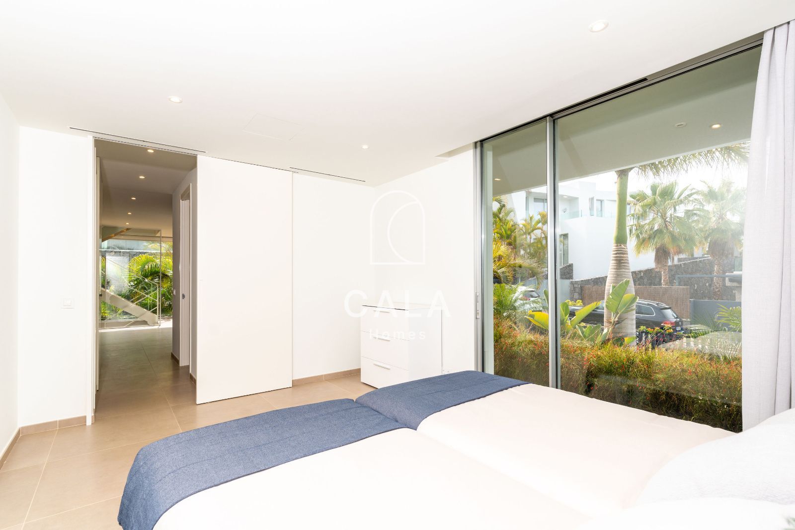 Villa de Lujo en el Campo de Golf de Abama -  Diseño Exclusivo y Vistas al Mar