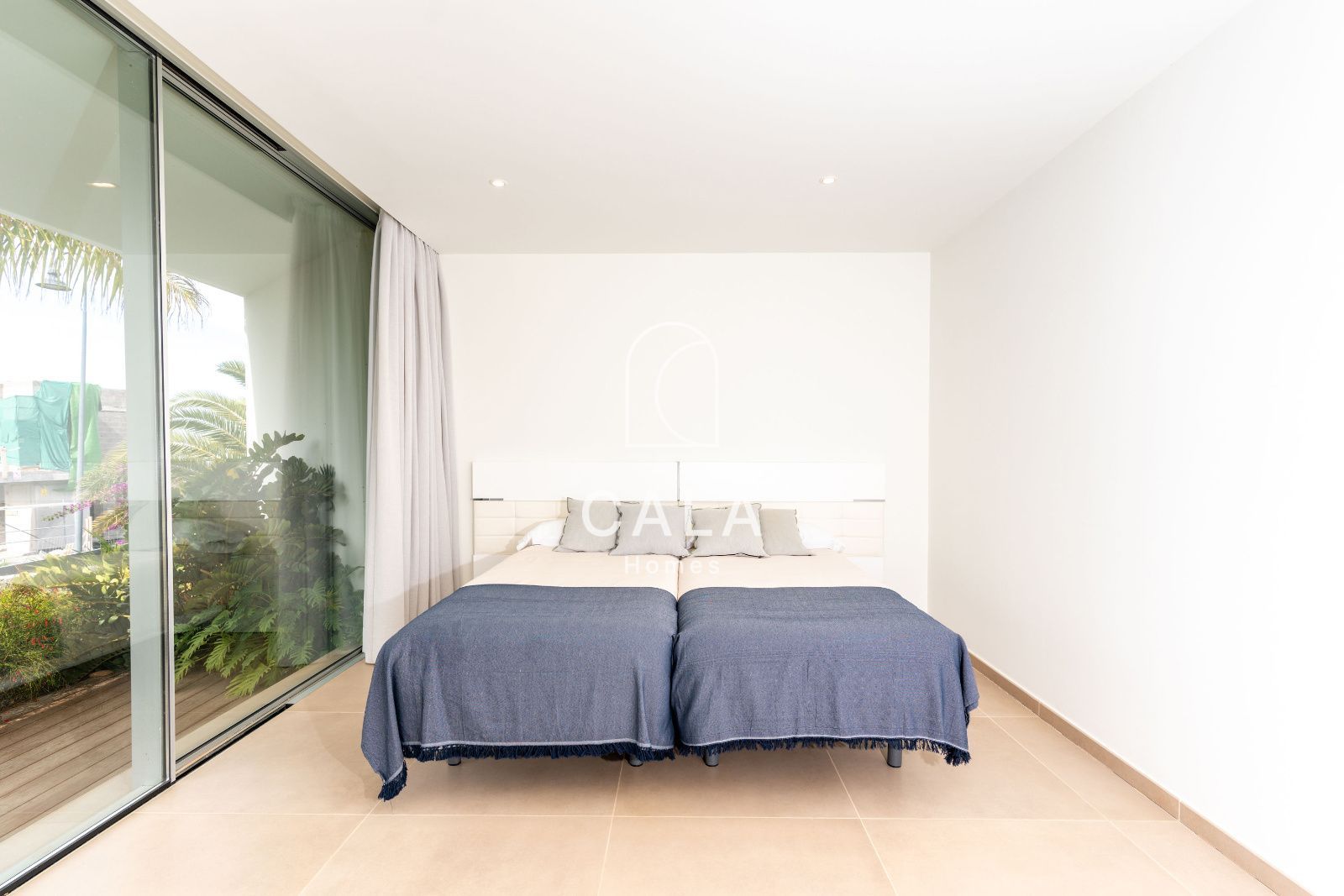 Villa de Lujo en el Campo de Golf de Abama -  Diseño Exclusivo y Vistas al Mar