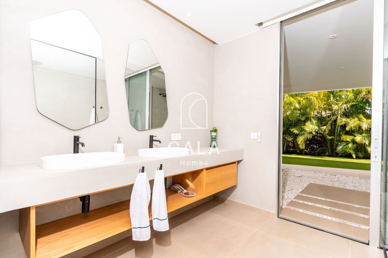 Villa de Lujo en el Campo de Golf de Abama -  Diseño Exclusivo y Vistas al Mar