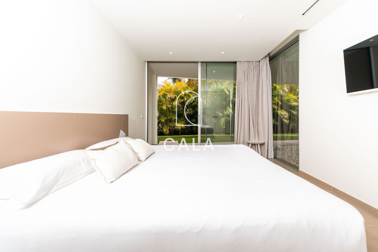 Villa de Lujo en el Campo de Golf de Abama -  Diseño Exclusivo y Vistas al Mar