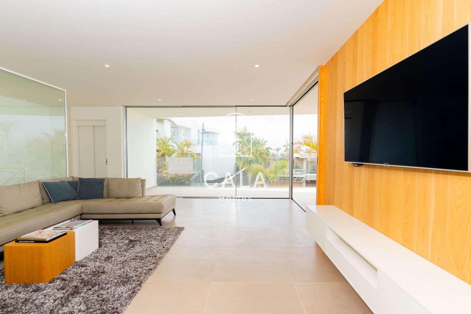 Villa de Lujo en el Campo de Golf de Abama -  Diseño Exclusivo y Vistas al Mar