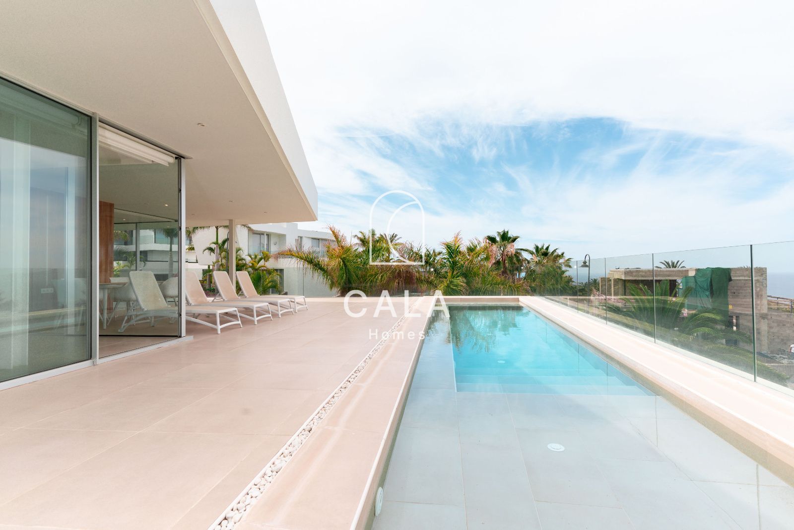 Villa de Lujo en el Campo de Golf de Abama -  Diseño Exclusivo y Vistas al Mar