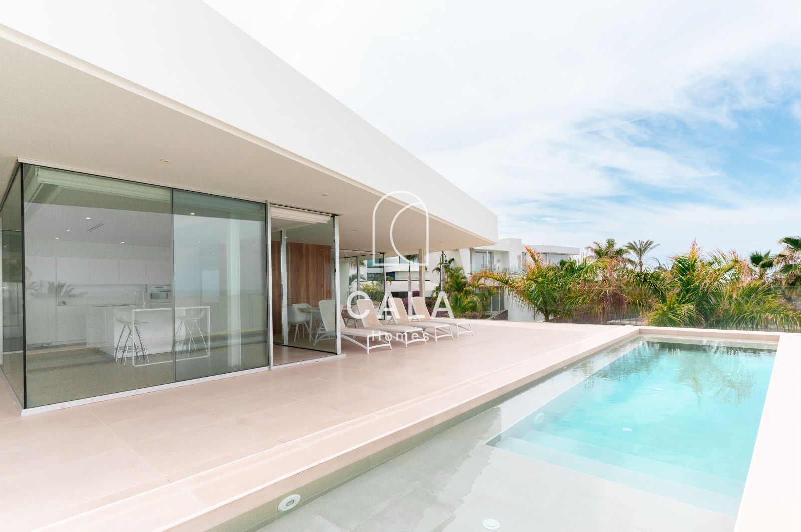 Villa de Lujo en el Campo de Golf de Abama -  Diseño Exclusivo y Vistas al Mar