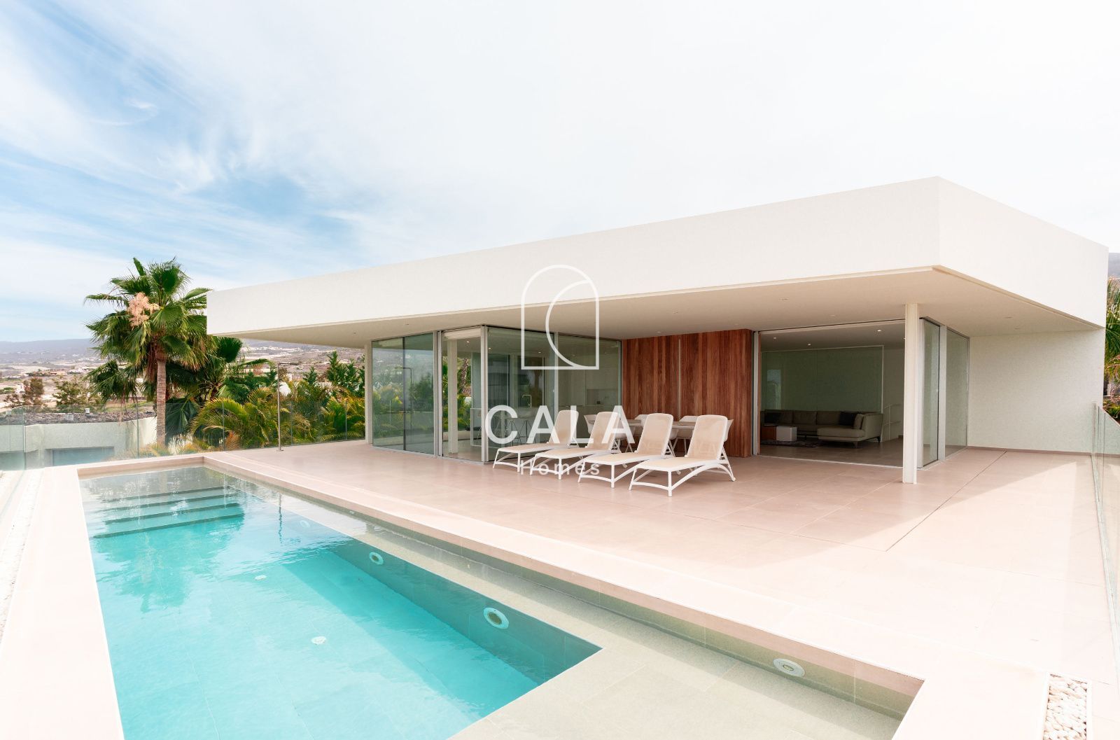 Villa de Lujo en el Campo de Golf de Abama -  Diseño Exclusivo y Vistas al Mar