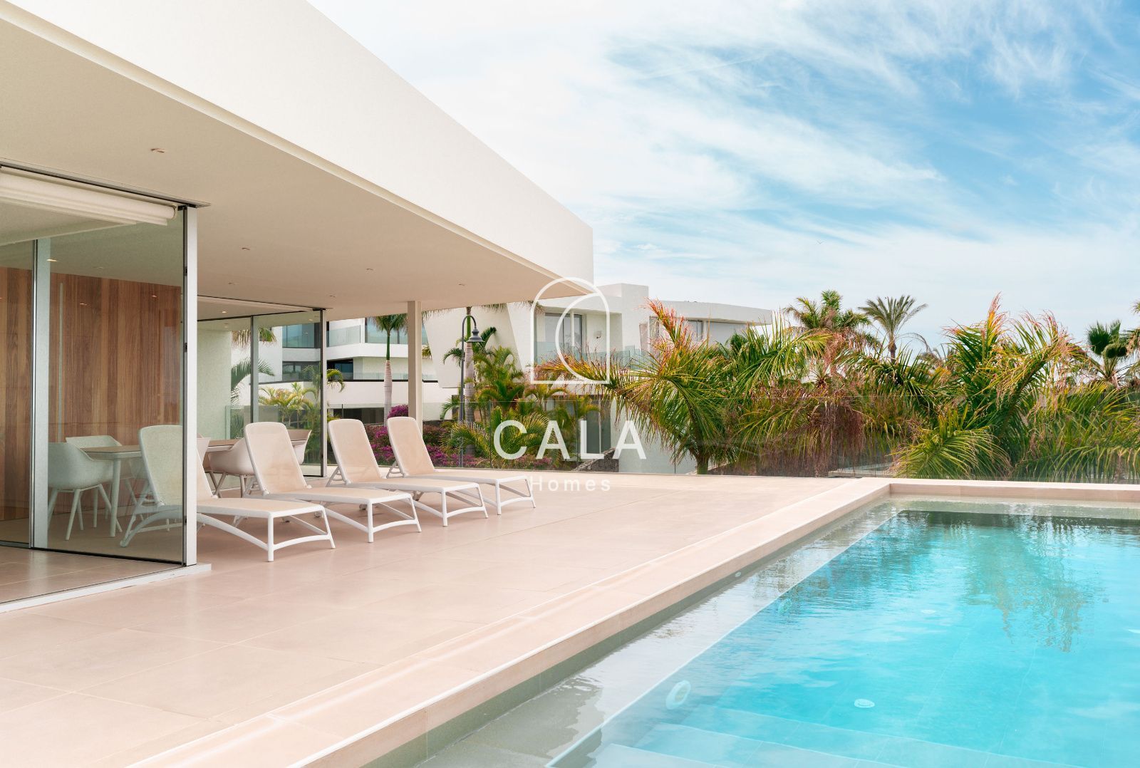 Villa de Lujo en el Campo de Golf de Abama -  Diseño Exclusivo y Vistas al Mar