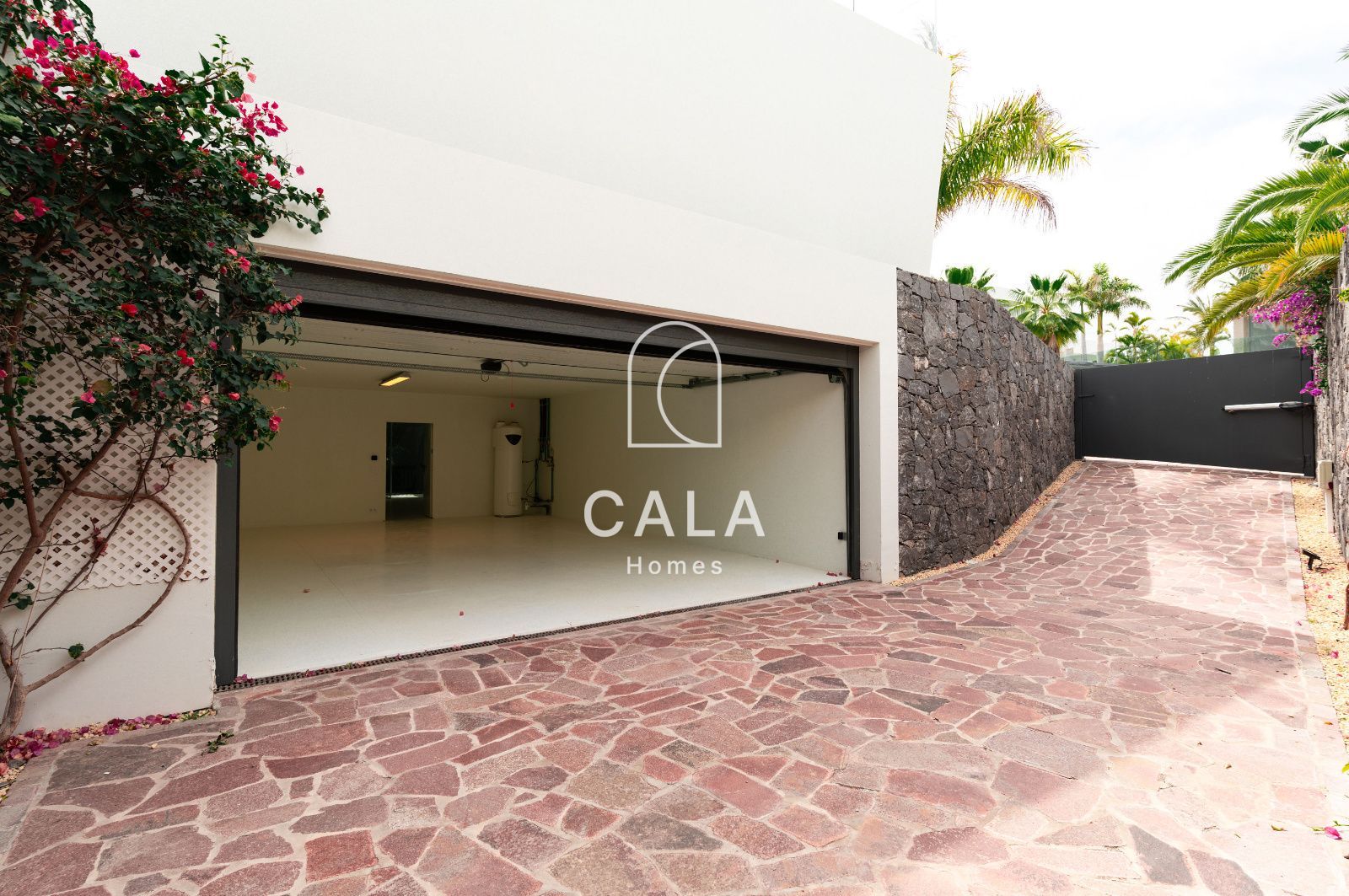 Villa de Lujo en el Campo de Golf de Abama -  Diseño Exclusivo y Vistas al Mar