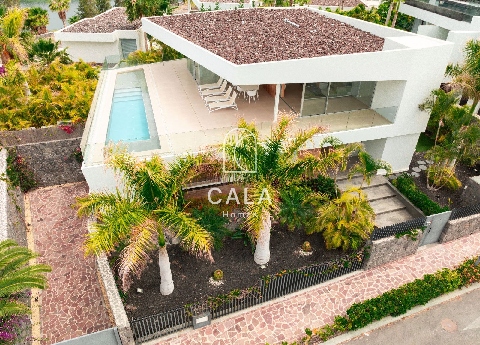 Villa de Lujo en el Campo de Golf de Abama -  Diseño Exclusivo y Vistas al Mar