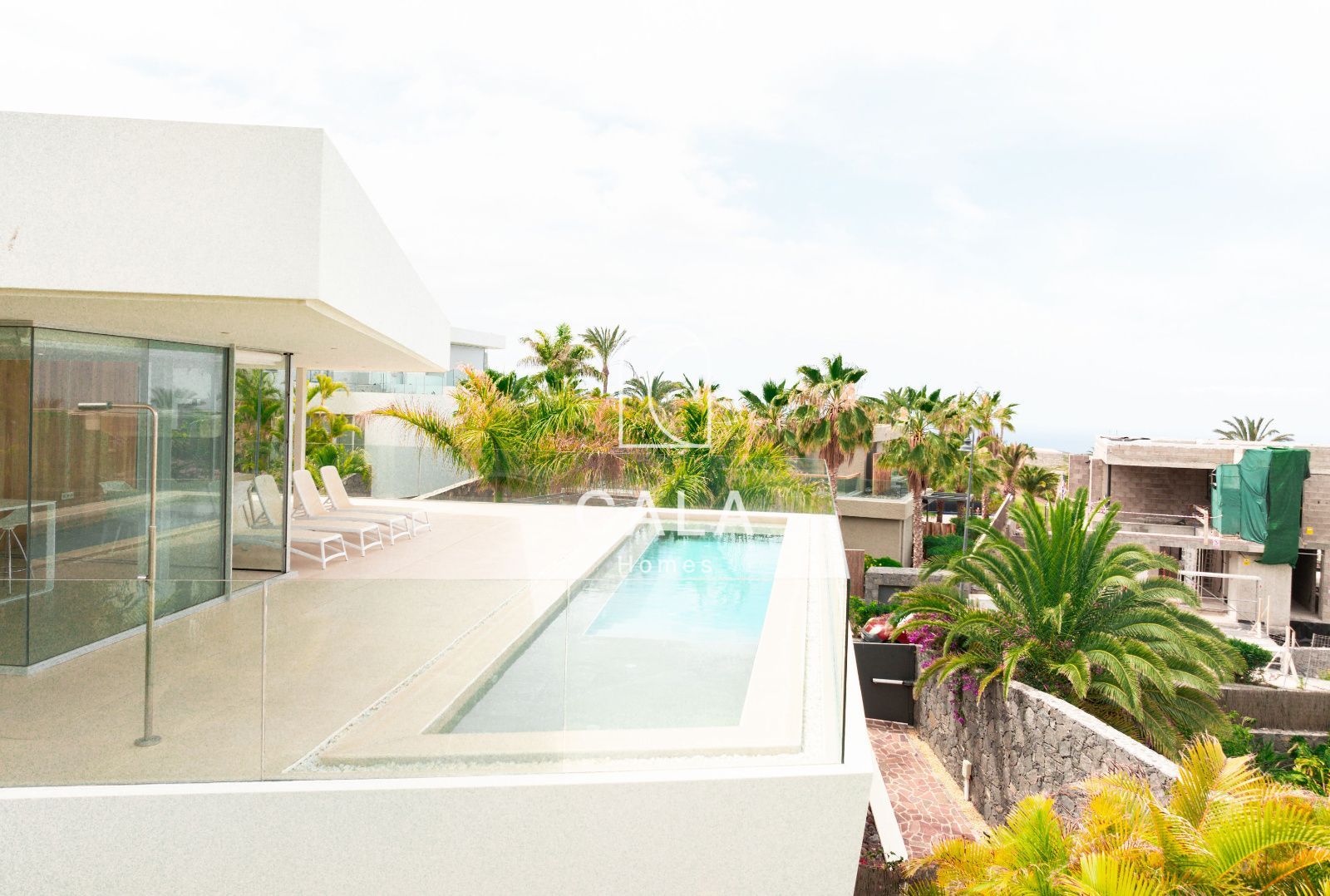 Villa de Lujo en el Campo de Golf de Abama -  Diseño Exclusivo y Vistas al Mar
