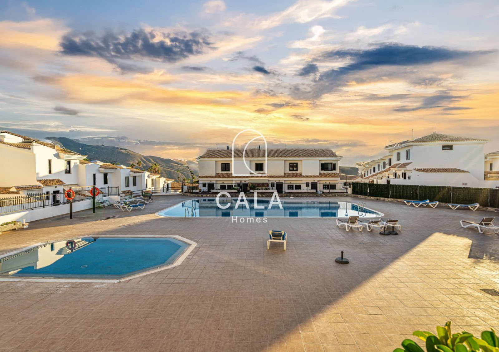 Terraced house for sale in Los Halcones, with swimming pool and sea views.
