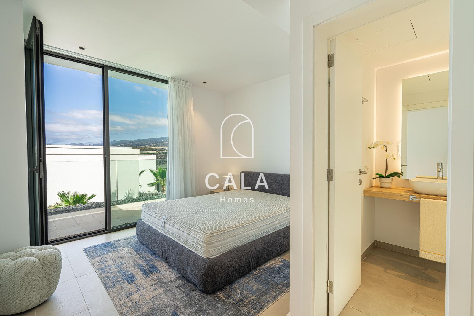 Exclusiva Villa Moderna en Venta en Abama Golf Resort con vistas panorámicas al océano Atlántico.