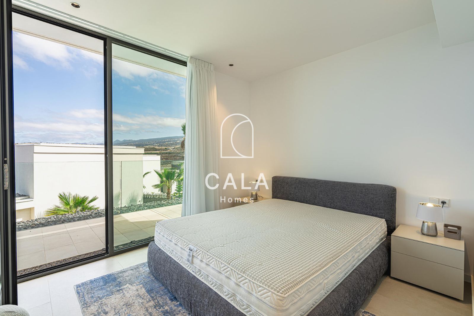 Exclusiva Villa Moderna en Venta en Abama Golf Resort con vistas panorámicas al océano Atlántico.
