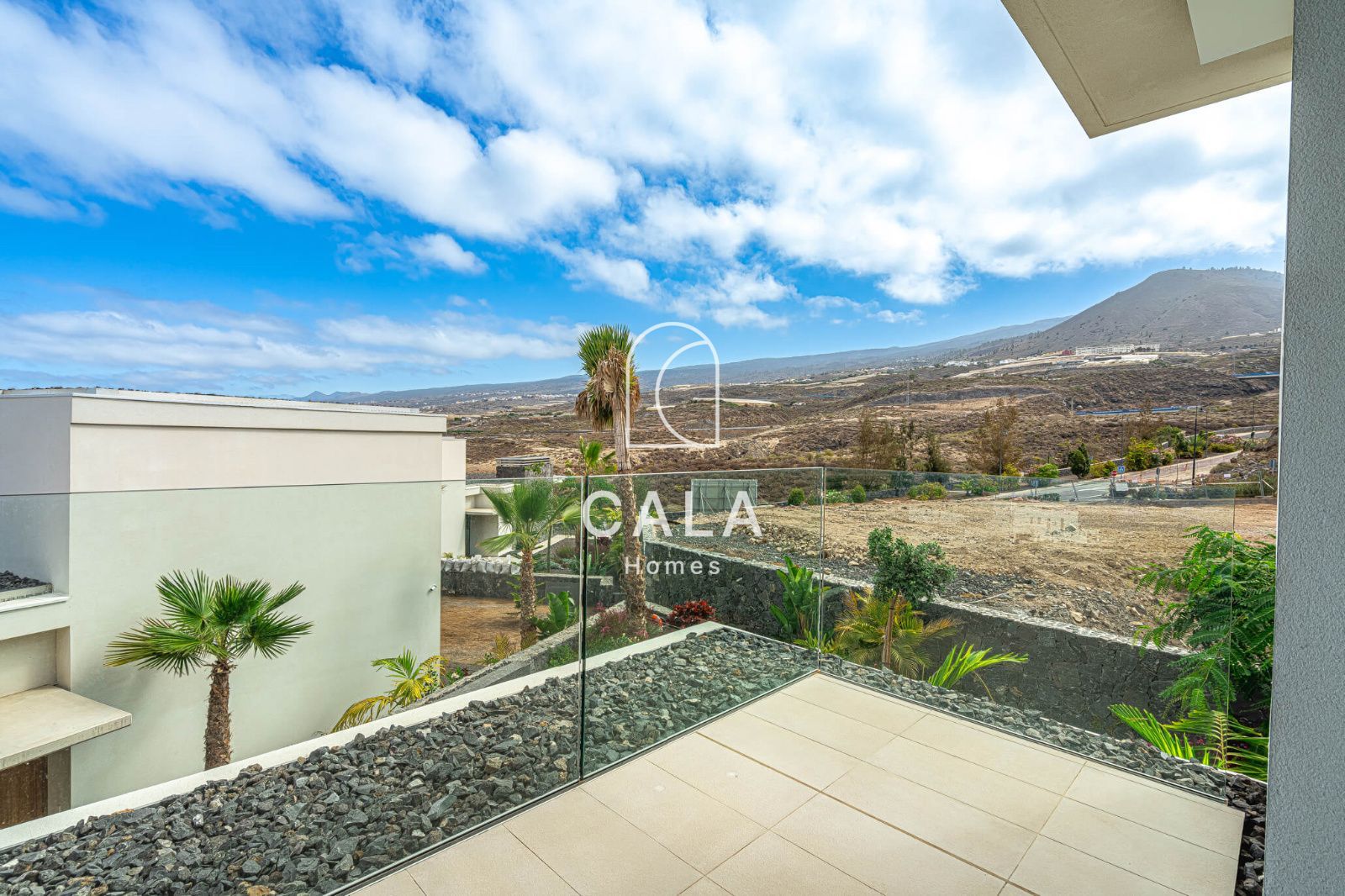 Exclusiva Villa Moderna en Venta en Abama Golf Resort con vistas panorámicas al océano Atlántico.