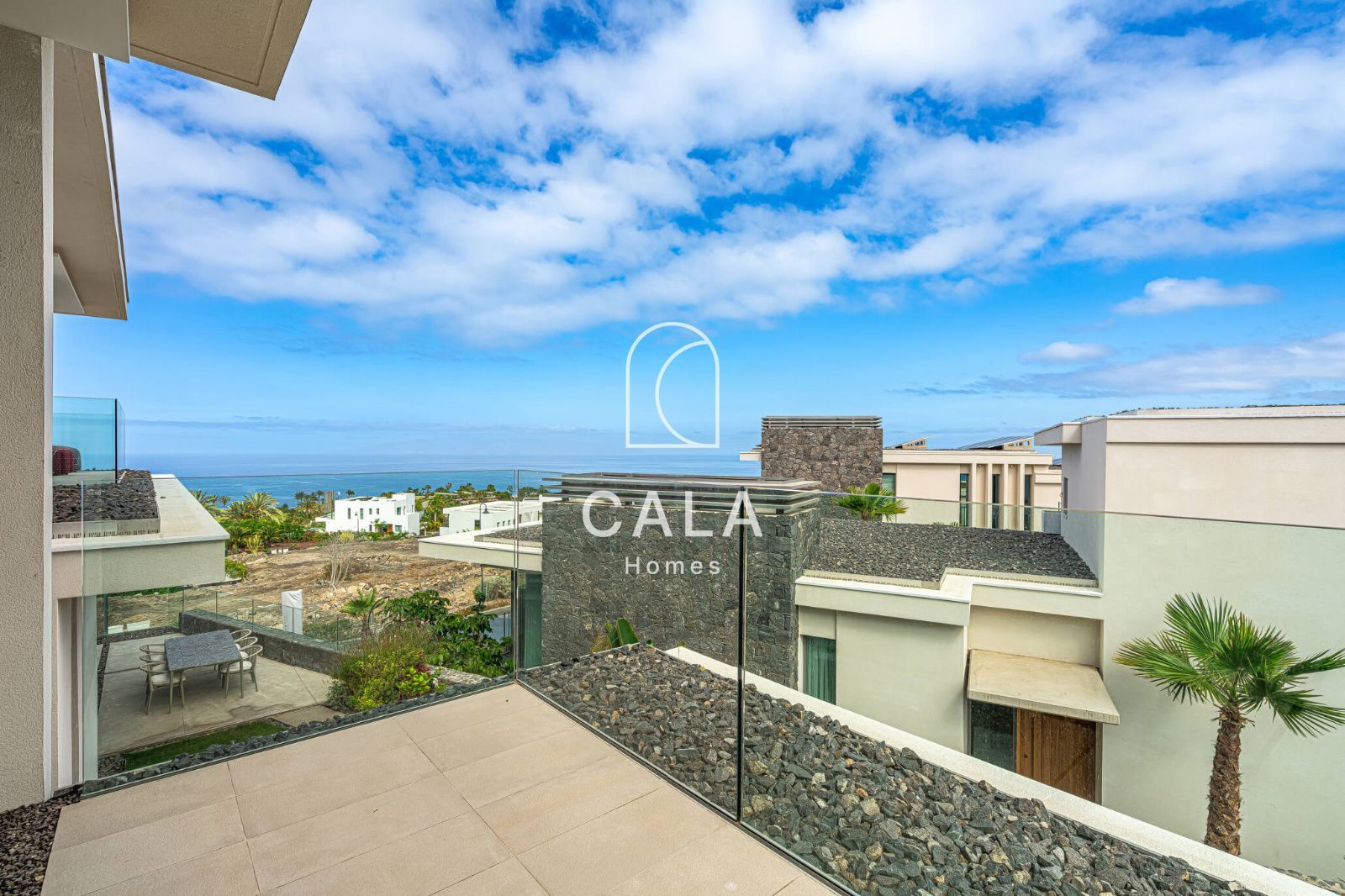 Exclusiva Villa Moderna en Venta en Abama Golf Resort con vistas panorámicas al océano Atlántico.