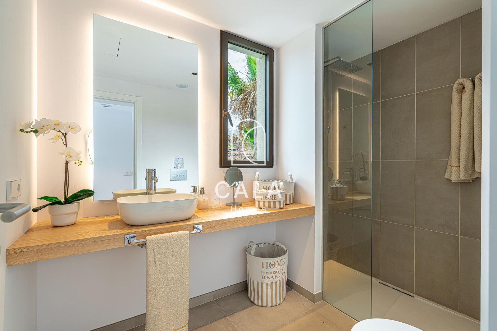 Exclusiva Villa Moderna en Venta en Abama Golf Resort con vistas panorámicas al océano Atlántico.