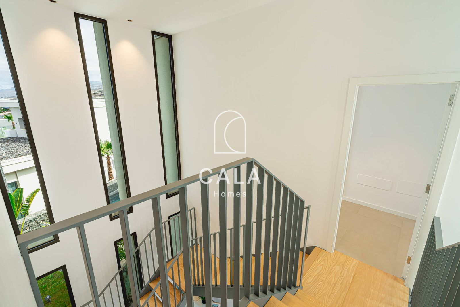 Exclusiva Villa Moderna en Venta en Abama Golf Resort con vistas panorámicas al océano Atlántico.