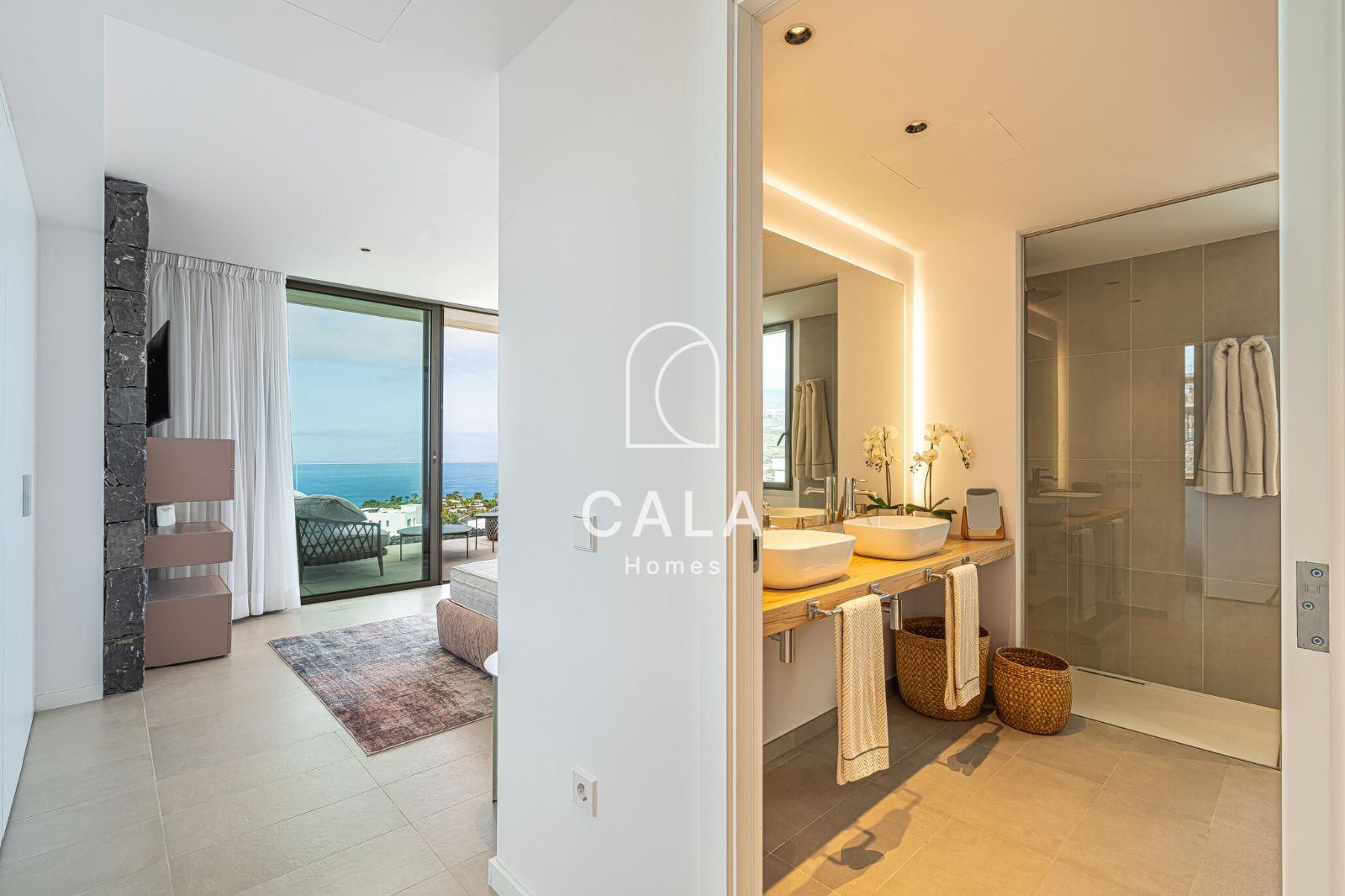 Exclusiva Villa Moderna en Venta en Abama Golf Resort con vistas panorámicas al océano Atlántico.